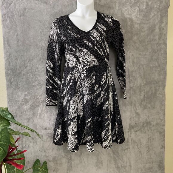 Carmen Marc Valvo Dresses & Skirts - Carmen Marc Valvo Fit & Flare Dress Womens Large ponte knit long sleeve v-neck